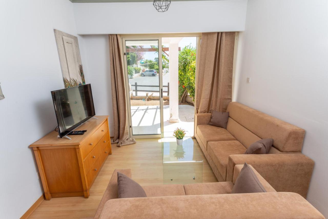 Always Welcome! Near Beach, Cml Swimming Pool Paphos Luaran gambar